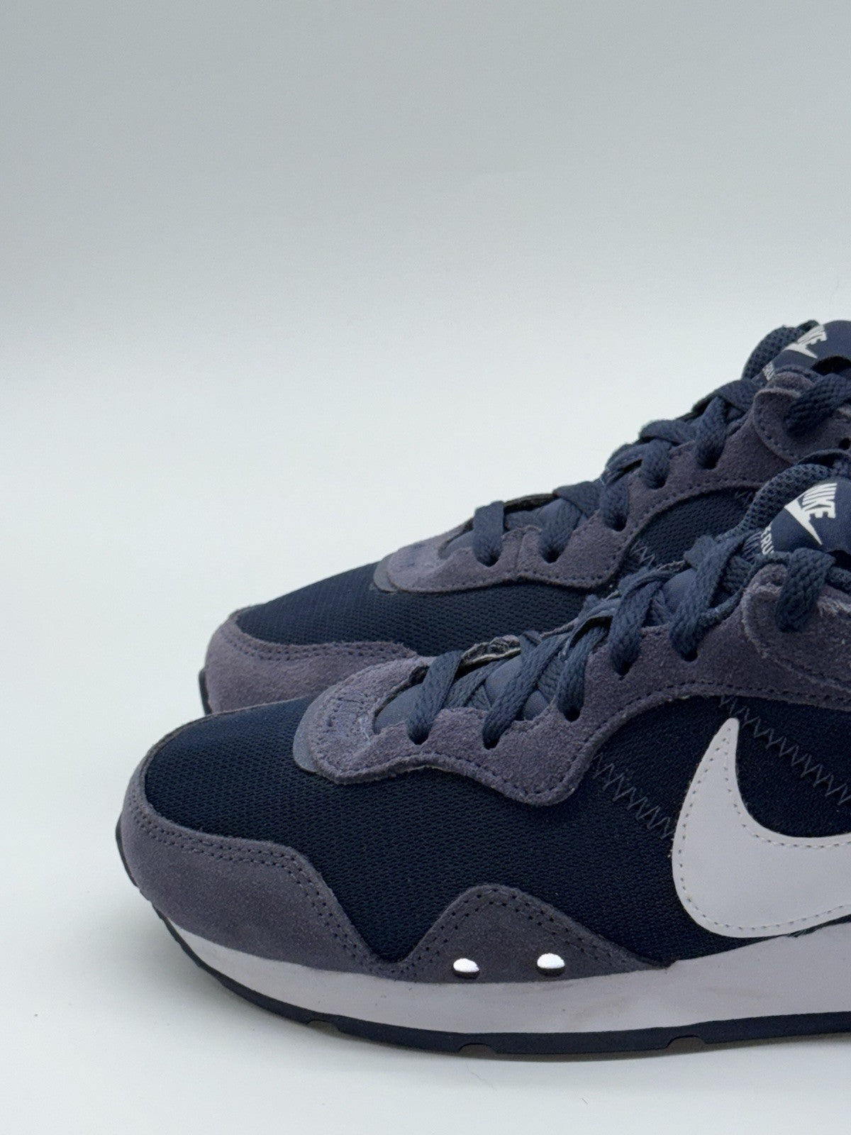 (2022) Nike Venture Runner Navy Blue White Retro Trainers Men’s UK 7.5