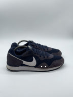 (2022) Nike Venture Runner Navy Blue White Retro Trainers Men’s UK 8.5