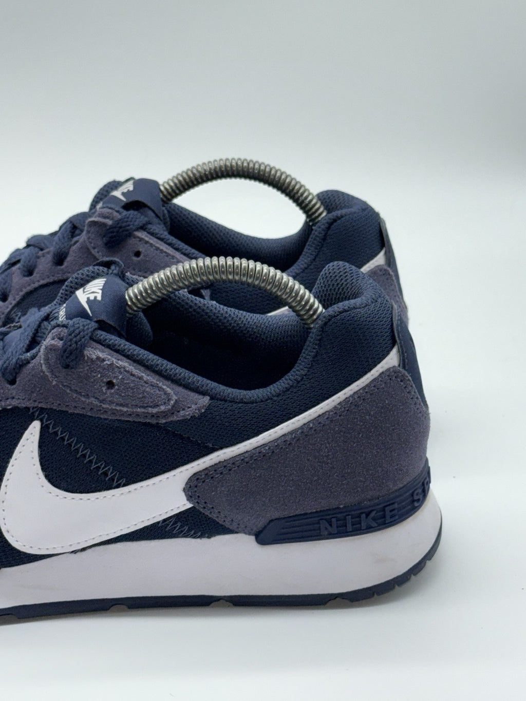 (2022) Nike Venture Runner Navy Blue White Retro Trainers Men’s UK 7.5