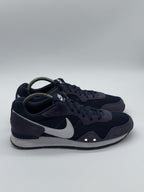 (2022) Nike Venture Runner Navy Blue White Retro Trainers Men’s UK 7.5