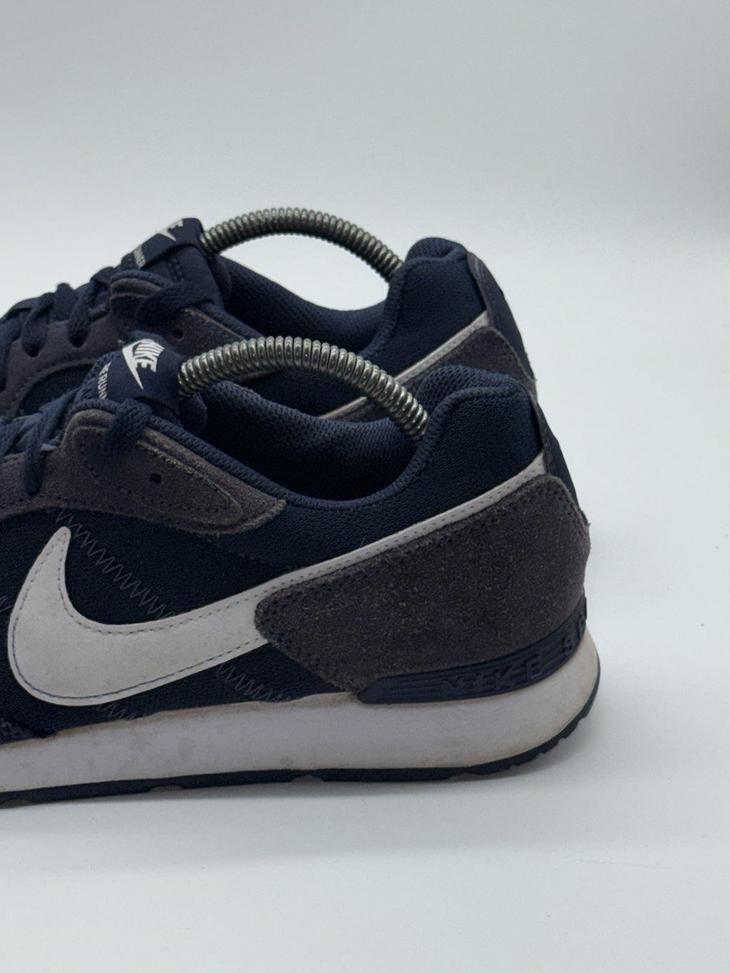 (2022) Nike Venture Runner Navy Blue White Retro Trainers Men’s UK 8.5