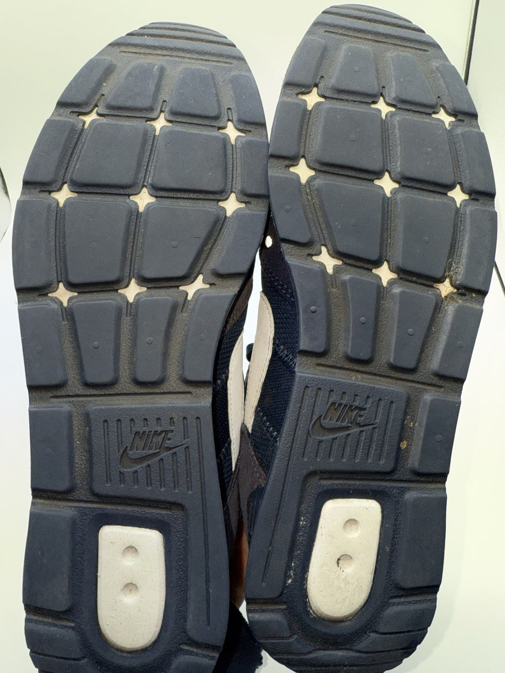 (2022) Nike Venture Runner Navy Blue White Retro Trainers Men’s UK 8.5