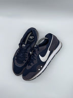 (2022) Nike Venture Runner Navy Blue White Retro Trainers Men’s UK 8.5